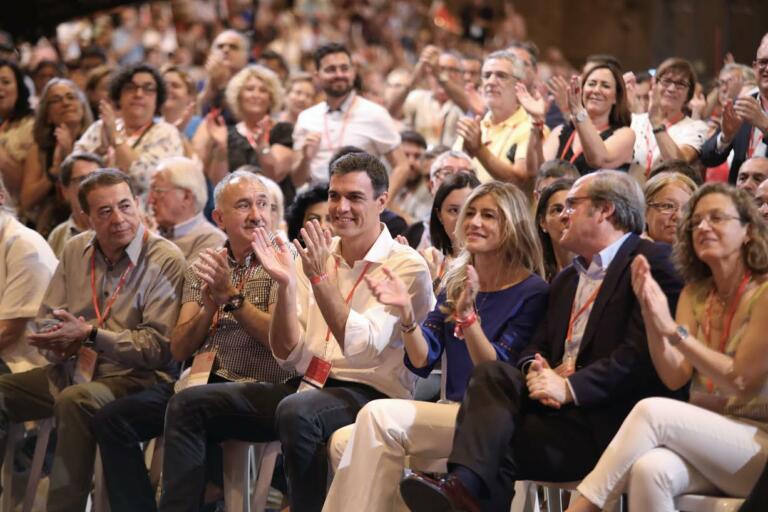 Gloria Rojas ocupó un lugar privilegiado en el cierre del congreso del PSOE junto a Pedro Sánchez