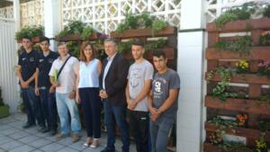 La consejera Paz Velázquez y el viceconsejero Juan J. Torreblanca con el profesor y los alumnos