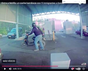 Momento en el que un policía es arrollado en la frontera de Farhana por un coche kamikaze