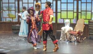Los actores deleitaron a los pequeños durante las funciones