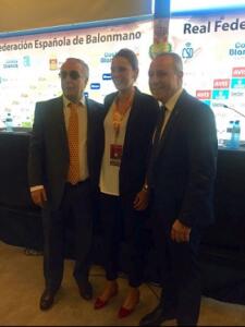 La presidenta de la Territorial, junto a Alejandro Blanco, presidente del COE, y Francisco Blázquez, presidente de la RFEBM.