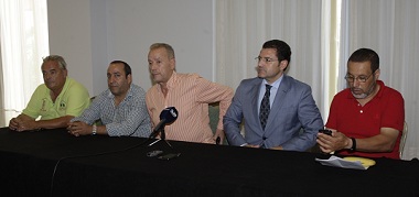El letrado Carlos Aránguez (segundo derecha) junto a directivos de Acsemel