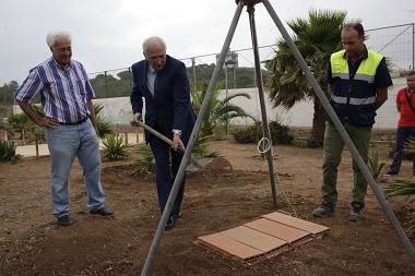 El presidente echa la primera pala de tierra del proyecto