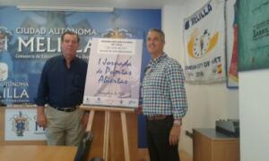 Antonio Miranda posando junto a Juan Manuel Hernández, presidente de la Federación Melillense de Vela