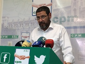 El presidente de Coalición por Melilla, Mustafa Aberchán, ayer en rueda de prensa