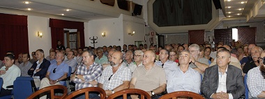 El público respaldó masivamente la conferencia del coronel Azcárraga