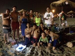Las familias disfrutan de las moragas en la playa