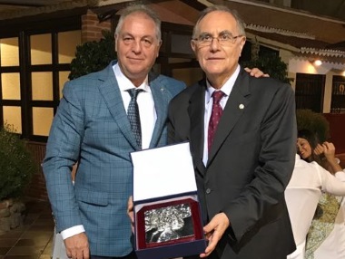 El Colegio de Médicos de Melilla premia al presidente de la Real Academia de Medicina Oriental de Andalucía