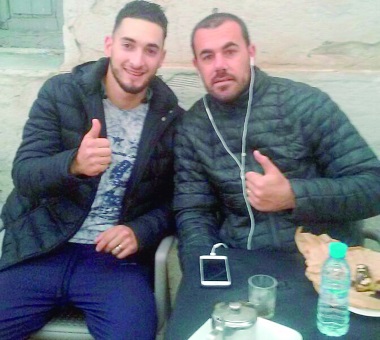 En la imagen, Moneim aparece junto a Nasser Zefzafi, líder de las revueltas en Alhucemas