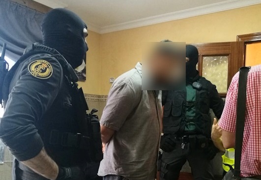 Dos agentes especiales de la Guardia Civil custodian al detenido, un danés de 40 años de origen marroquí