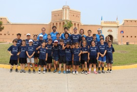 Foto de grupo de los participantes en esta actividad junto al entrenador del Melilla Baloncesto