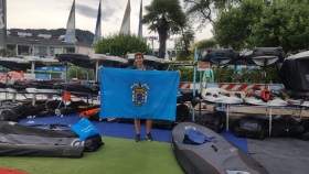 Fran Galindo posando orgulloso junto a la bandera de Melilla