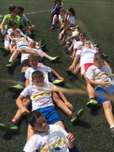 Los alumnos realizan diversas actividades sobre el césped artificial del Campo de fútbol Fernando Pernía