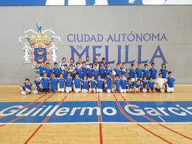 Foto de familia de los participantes en el VI Campus de Tecnificación de la Fundación Socio Cultural y Deportiva de la Federación Melillense de Fútbol