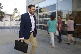 El presidente de Coalición por Melilla, Mustafa Aberchán, llegó sólo a la Torre de los Juzgados