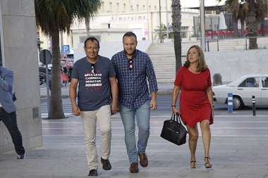 Dionisio Muñoz, uno de los principales acusados, junto a Celia Sarompas y Sergio Martínez, ayer a su lllegada a los Juzgados de Melilla