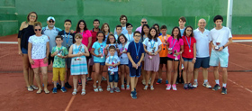 Foto de familia de los alumnos y profesores de la Escuela de Tenis de la Federación Melillense de Tenis