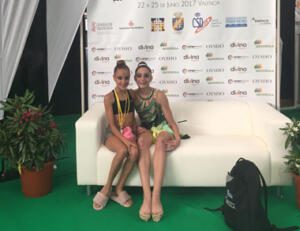 Mireia Gutiérrez, al finalizar su ejercicio de cinta, junto a Aiara García