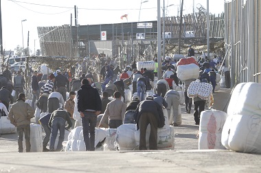 Porteadores marroquíes en la frontera de Barrio Chino