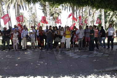 Concentración ayer al mediodía de la Federación de Servicios, Movilidad y Consumo de UGT-Melilla frente al Palacio de la Asamblea