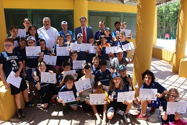 Foto de familia de los participantes del Campus de Verano de la Federación Melillense de Baloncesto