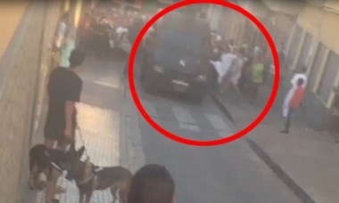En esta captura de un vídeo se puede observar cómo dos jóvenes, uno con chilaba blanca, patean una furgoneta de la Guardia Civil