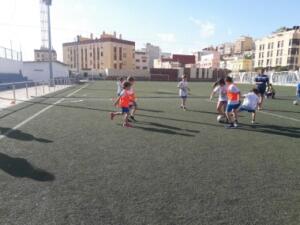 Los chavales están disfrutando de lo lindo en el campo ‘Fernando Pernías’