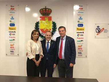 Samira Mizzian, presidenta de la Territorial Melillense, juntoa al presidente de la España y al consejero de Deportes