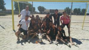 Los componentes del Torreblanca posando orgullosos junto a la copa de subcampeones