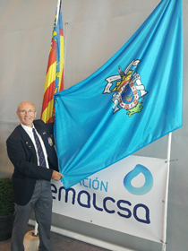 Julio García, con la bandera de Melilla
