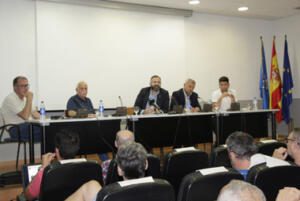 Luisma Rincón, en el centro de la imagen, presidente de la U.D. Melilla