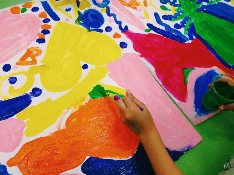 Ayer fue el primer día de la ‘Escuela de Verano’, en la que los pequeños disfrutaron de la pintura y juegos al aire libre
