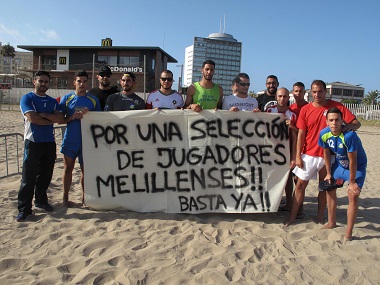 Los jugadores del River Melilla, Intergym, Peña Santillana y Gimnástico Melilla portaron una pancarta de protesta