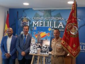 Isidoro González, Antonio Miranda y Tomás García posando junto al cartel anunciador