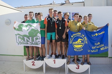 Los nadadores del Club Natación La Salle, en el podium con la medalla de bronce