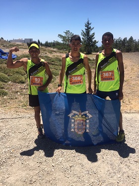 Zacarías, Hodaifar y Ayoub, con la bandera de Melilla