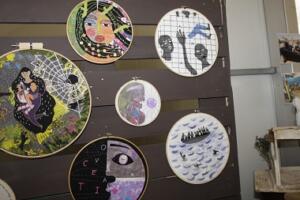 Esta muestra de trabajos manuales y artísticos conforma una de las actividades principales de esta Semana Multicultural, que este año celebra su novena edición
