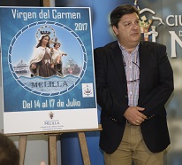 El viceconsejero, junto al cartel de la patrona del mar