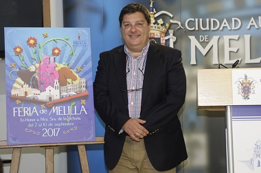 Francisco Díaz, viceconsejero de Festejos junto al cartel anunciador de Feria