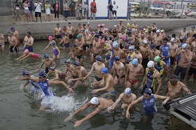 Los nadadores tendrán que cubrir cerca de mil metros entre la rampa del Puerto Deportivo y la Playa de Los Cárabos