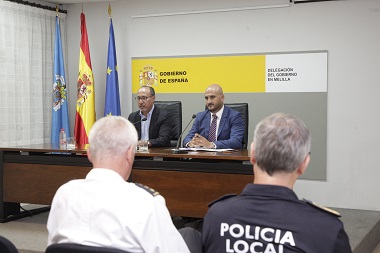 El delegado del Gobierno, Abdelmalik El Barkani, y el consejero de Seguridad Ciudadana, Isidoro González, presentaron ayer el Plan Playa Segura