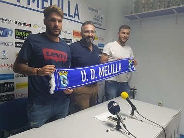 El presidente de la U.D. Melilla, Luis Manuel Rincón, presentó ayer martes, en rueda de prensa, al centrocampista Lolo Garrido y al goleador Yacine Qasmi