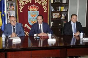 Los conferenciantes del curso ‘Europa frente a los nuevos retos’, atendiendo a los medios