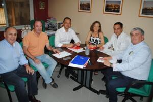 Los socialistas Manuel Hernández y Alfonso Rodríguez mantuvieron ayer un encuentro con los dirigentes locales para fijar objetivos comunes