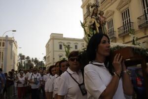 Las Damas de la Virgen del Carmen procesionan la talla de la patrona del mar