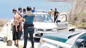 La Guardia Civil logró interceptar el coche de los detenidos cortándoles el paso en Aguadú