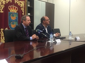 Los ponentes del seminario, Juan Cano y Patrick A. Dillen, atendiendo a los medios