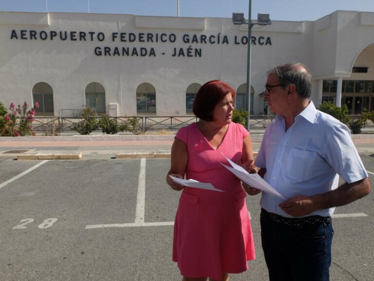 La secretaria de Organización del PSOE de Granada y diputada, Elvira Ramón, con José Martínez Olmos