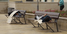 Menores durmiendo en la plaza de las Culturas