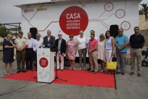 Foto de familia de las autoridades asistentes a la presentación de la vivienda